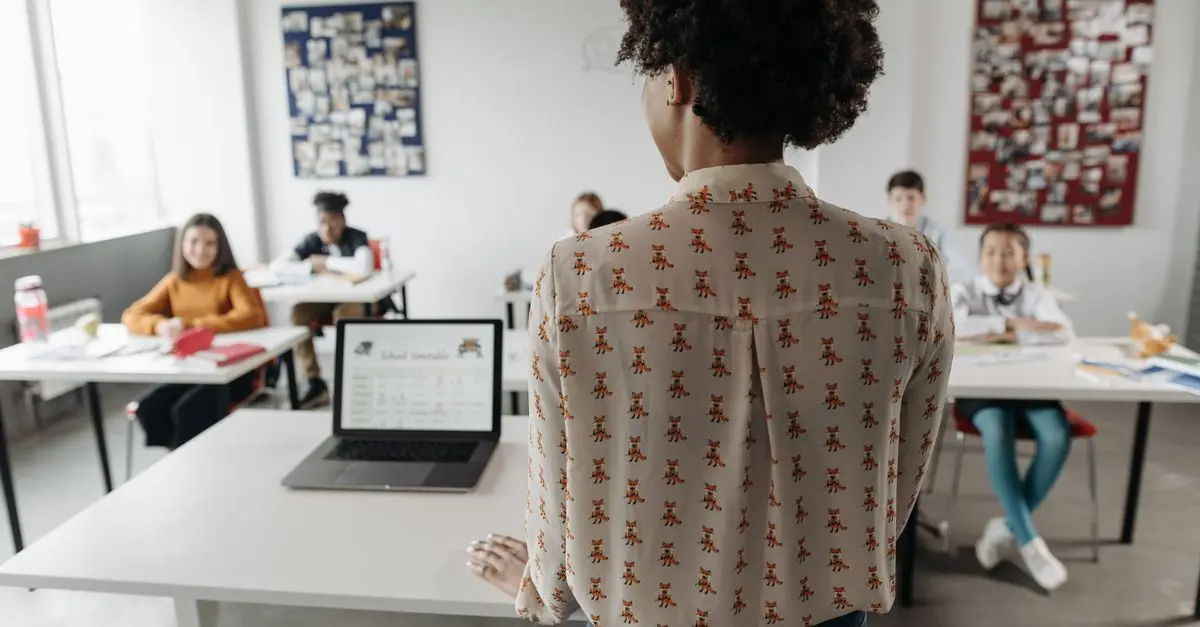 Cómo la Inteligencia Artificial Está Transformando la Educación Digital